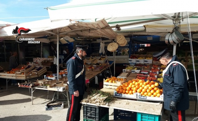 Siracusa, vende abusivamente frutta e verdura: denunciato e sanzionato