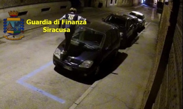 Avola, salta sui tetti di auto in sosta emulando video sul web: denunciato 18enne