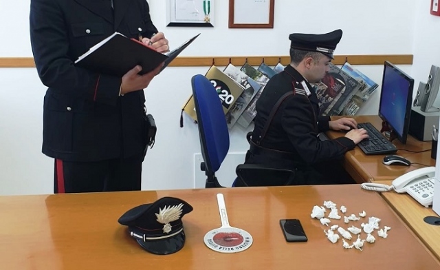 Ferla, casolare come base per gestire lo spaccio: arrestato un giovane, sequestrata marijuana