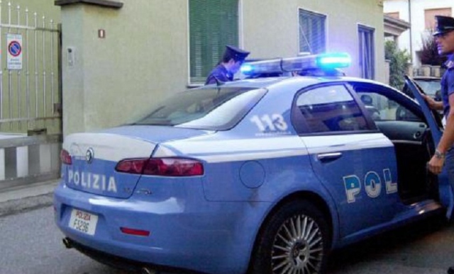 Siracusa, rubano bottiglie di liquori in un supermercato: arrestati