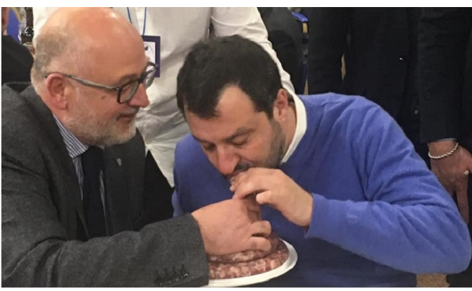 Salvini mangia salsiccia