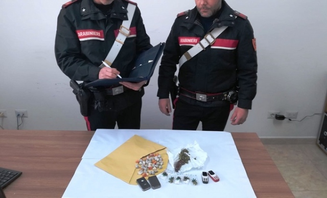 Augusta, tentano di disfarsi della marijuana in casa: arrestati per spaccio due giovani