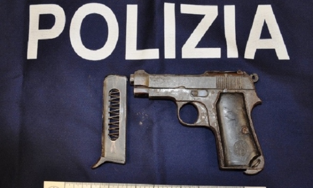 Lentini, rinvenuta pistola con matricola abrasa all'interno di un'auto abbandonata