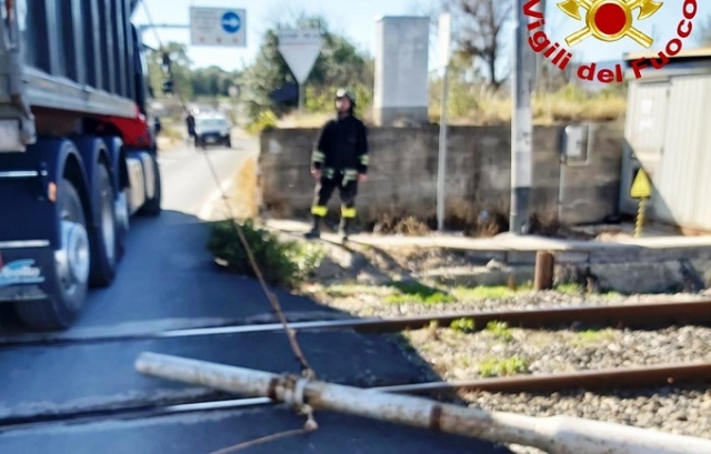 Marina di Melilli, camion urta i cavi in acciaio dell’alta tensione in prossimità dei binari ferroviari