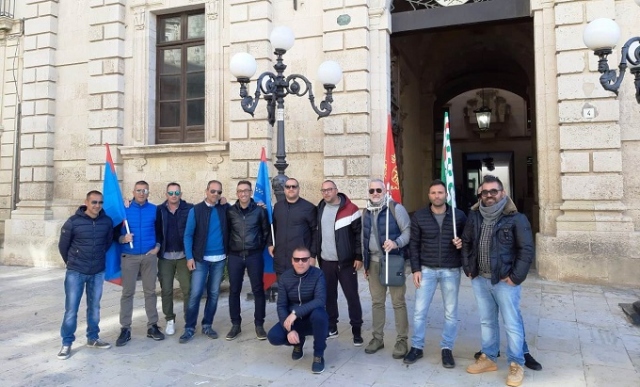 Siracusa, ex lavoratori Siram in protesta questa mattina davanti al Municipio