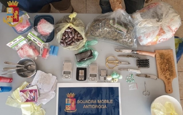 Siracusa, scoperta "centrale della droga": sequestrata hashish, cocaina, marijuana e materiale per il confezionamento. FOTO E VIDEO