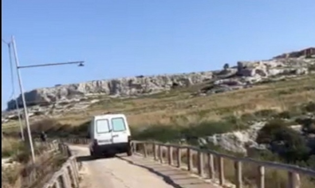 Siracusa, intercettato il Fiorino che abbandonava rifiuti alla ciclabile