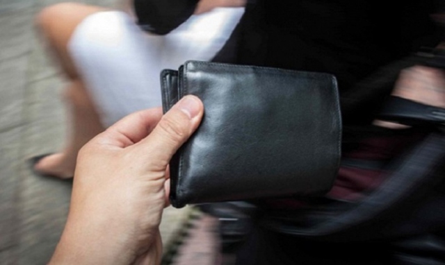 Francofonte, sottraggono ad un anziano 45 euro: foglio di via per 2 rumene