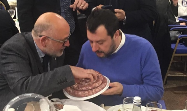 Il sindaco di Palazzolo Acreide Gallo e Salvini, salsiccia e polenta