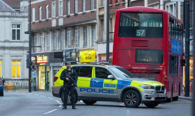 Londra, 3 persone accoltellate: per la polizia è un "atto di terrorismo"