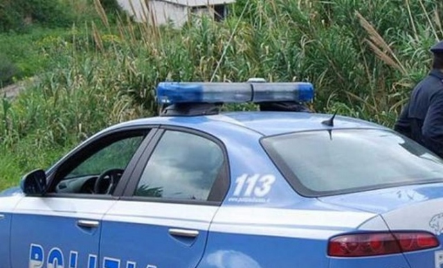 Avola, lo fanno cadere dalla bici e lo minacciano di morte con un coltello: denunciati padre e figlio