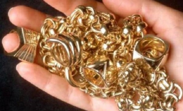 Siracusa, monili in oro nascosti in auto: denunciato un uomo