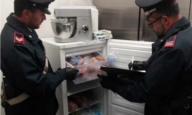 Siracusa, alimenti in cattivo stato di conservazione e privi di tracciabilità in un ristorante della zona Umbertina