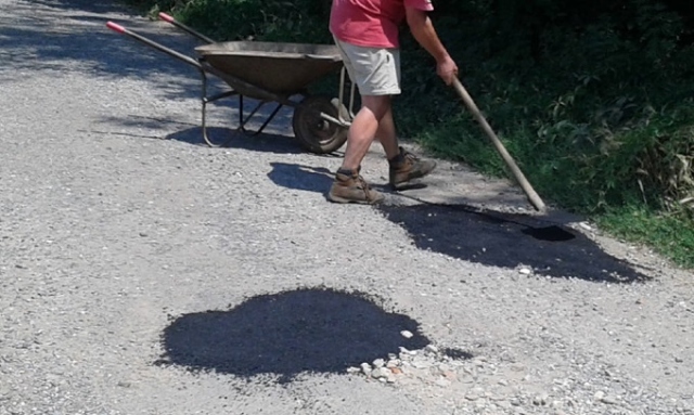 Siracusa, residenti tappano buche in strada all'Arenella