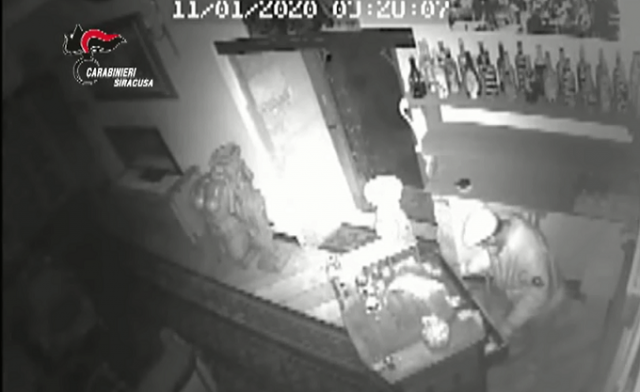 Siracusa, avrebbe commesso 14 furti in appartamenti e negozi in Ortigia: arrestato 36enne. VIDEO