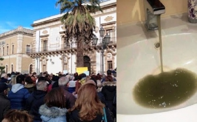 Augusta, rubinetti di nuovo a secco in centro: protestano i cittadini in Piazza