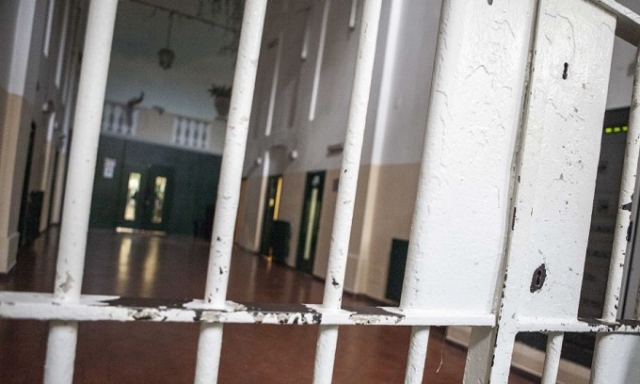 Augusta, detenuti si rifiutano di tornare in cella dopo l'ora d'aria: tensione al carcere di Brucoli dopo al sospensione dei colloqui