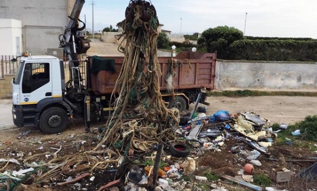Portopalo, rifiuti abbandonati al Porto: sanzioni e bonifiche