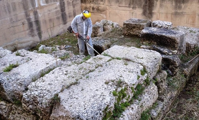 Siracusa, ripulita Porta Urbica in via XX settembre e la strada romana del II secolo ai Villini