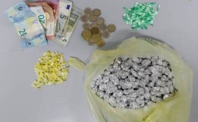 Siracusa, spaccia droga da fessura di un portone: arrestato 35enne