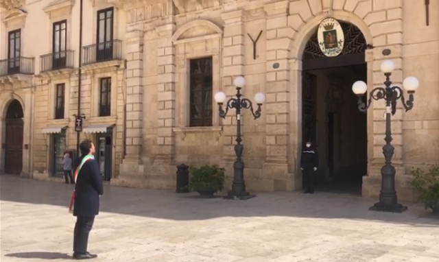 Siracusa, bandiere a mezz'asta e un minuto di silenzio. IL VIDEO