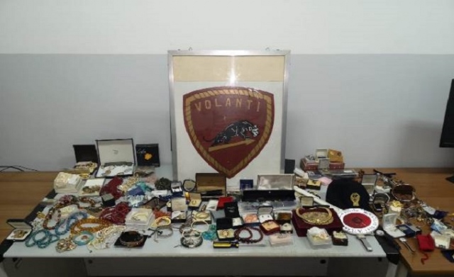 Siracusa, sfrutta il ponteggio di un palazzo in ristrutturazione per rubare oro e argento a casa di un'anziana: arrestato