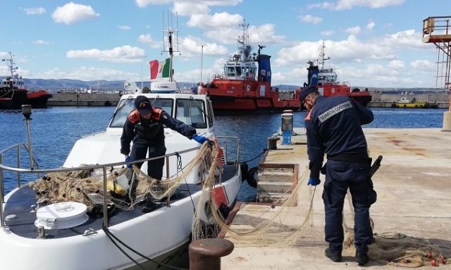 Augusta, sequestrata rete da pesca nel Porto