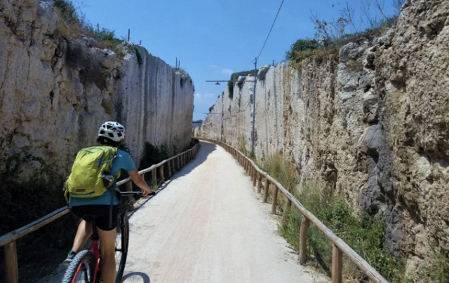 Coronavirus, il ministro Spadafora: "Possibile divieto attività all'aperto"