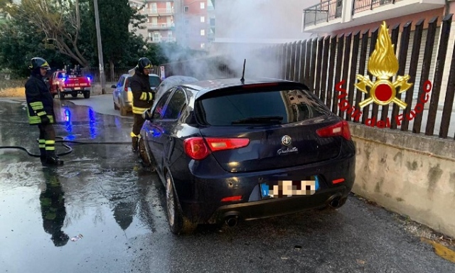 Siracusa, auto a fuoco in via Temistocle: indagini in corso