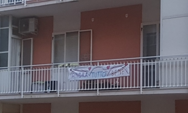 Coronavirus, anche Siracusa partecipa al flash mob nazionale: nelle strade deserte musica, baci al vento e tanta umanità. VIDEO