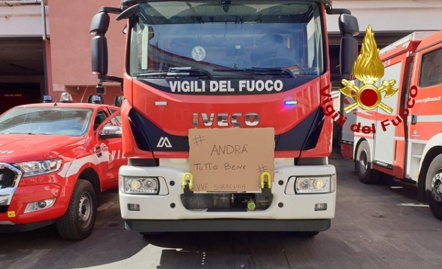 Siracusa, sirene accese e un lungo applauso: l'omaggio dei Vigili del Fuoco al personale sanitario. VIDEO