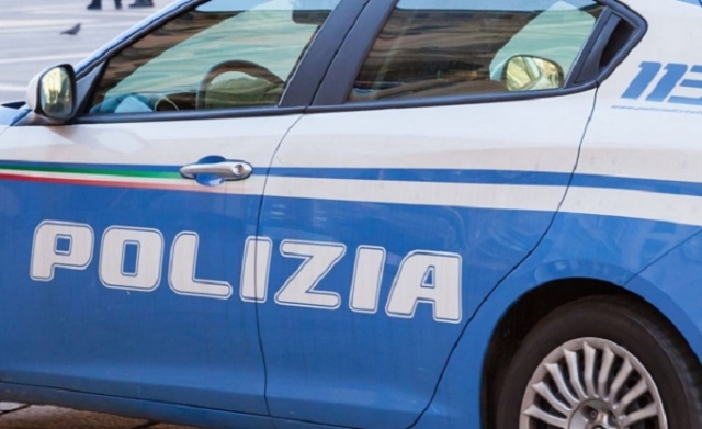 Avola, a bordo di un'auto con un bastone: denunciato