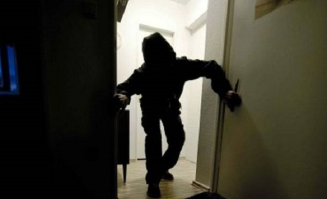 Noto, tentato furto in appartamento: denunciato un uomo