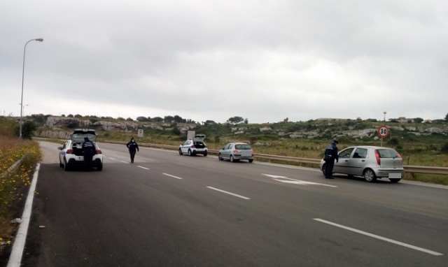Siracusa blindata, la Polizia municipale ad ogni ingresso della città: fermato ogni singolo veicolo