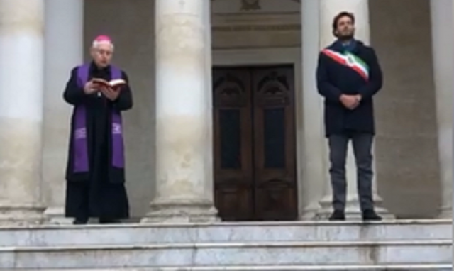 Siracusa, venerdì di misericordia: l'arcivescovo e il sindaco in preghiera per i morti di coronavirus