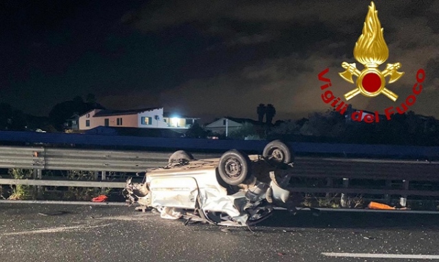 Incidente autonomo sull'autostrada Siracusa-Catania, un'auto si ribalta: ferite due ragazze