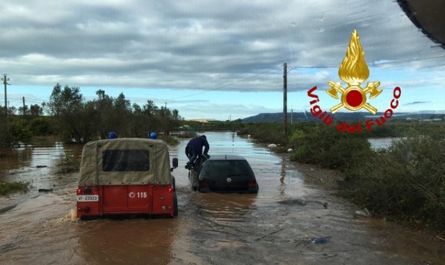 Siracusa, vigili del fuoco in soccorso di un automobilista intrappolato nella sua auto