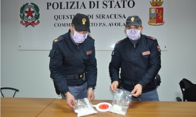 Inseguimento sull'autostrada Siracusa-Gela, la Polizia blocca un'utilitaria con un 26enne che trasportava oltre 350 grammi di cocaina