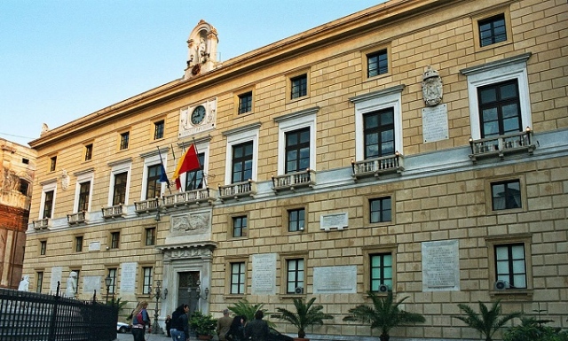 1200px-Palermo-Palazzo-Pretorio-bjs2007-01