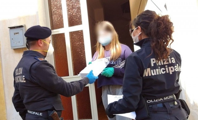 Siracusa, la Polizia Municipale consegnano pc a studenti dell’Istituto A. Rizza