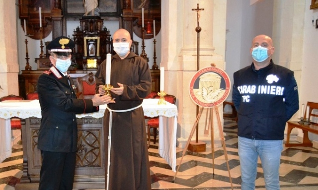 Siracusa, rubati due candelieri ai Cappuccini: i Carabinieri recuperano e riconsegnano i beni