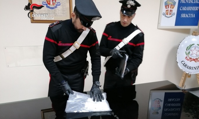Siracusa, trasportava in auto mezzo chilo di cocaina: 42ennearrestato dai Carabinieri