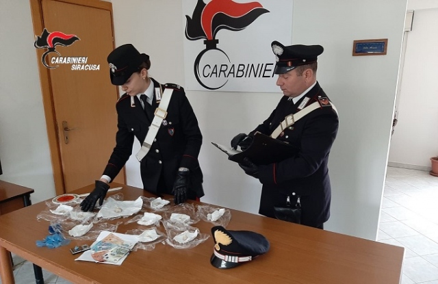 Pachino, nascondeva in casa cocaina e eroina: arrestata una donna