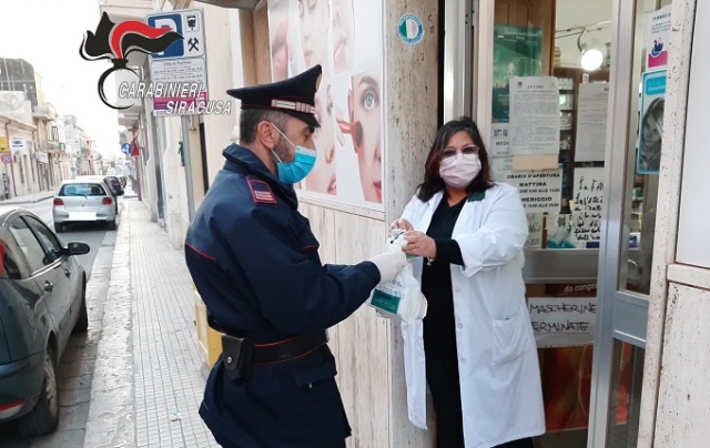 Pachino, distribuite mascherine e farmaci a domicilio dai Carabinieri