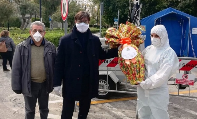 Siracusa, la Polizia Municipale dona Uova di Pasqua a personale ospedaliero