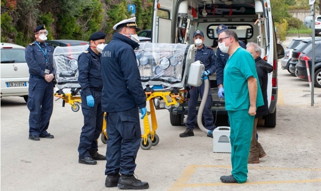 Augusta, il Comando marittimo dona barella per il bio-contenimento al Muscatello