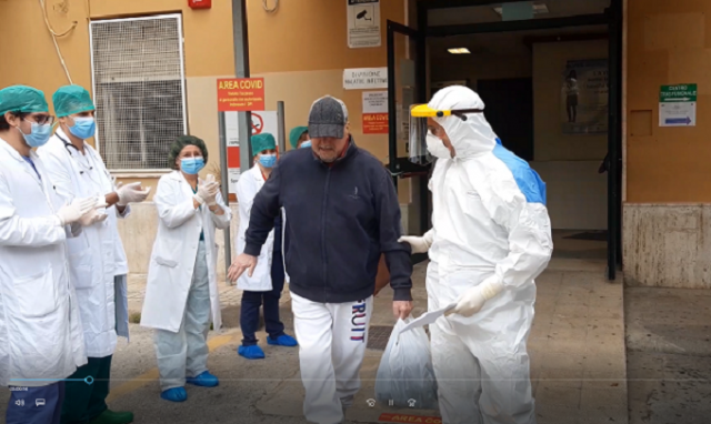 Siracusa, paziente grave guarisce e torna a casa. Il saluto dei sanitari. VIDEO