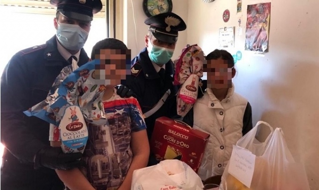 Siracusa, famiglia senza cibo da giorni: i Carabinieri portano un pacco alimentare