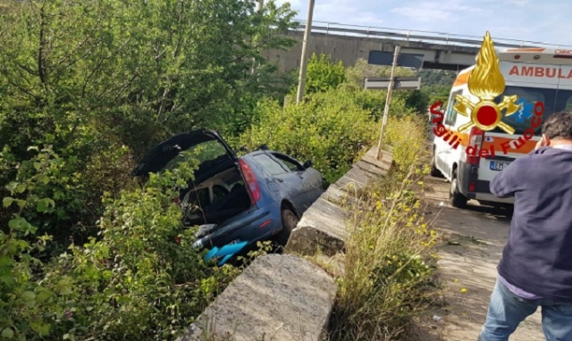 Siracusa, auto fuori strada sulla SS 115: il conducente estratto dall'abitacolo dai Vigili del fuoco