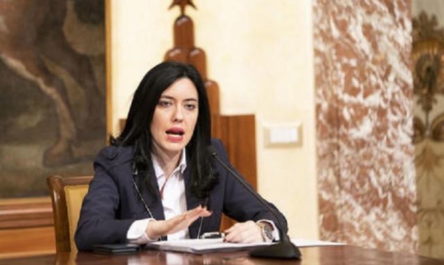 Il ministro Azzolina su riapertura scuole: "Troppi rischi"